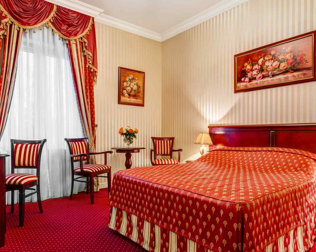 Łóżka, meble i dekoracje przywołują na myśl pałacowe wnętrza