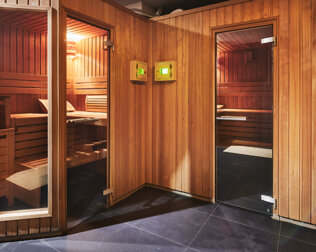 W strefie saun są dostępne sauna sucha i mokra oraz strefa relaksu