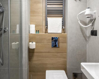 Każdy pokój posiada nowoczesną łazienkę z prysznicem i suszarką