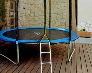 Dzieci mogą poskakać na trampolinie na tarasie