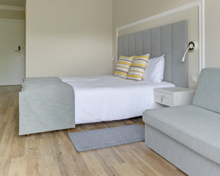 Pokoje typu comfort posiadają dodatkową sofę, pełniącą rolę dostawki