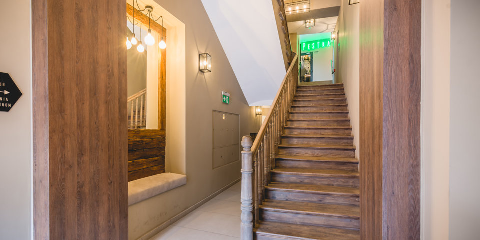Odnowione stare schody prowadzą do Restobaru Pestka