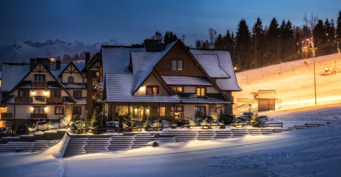 Hotel jest położony tuż przy ośrodku narciarskim w Białce Tatrzańskiej