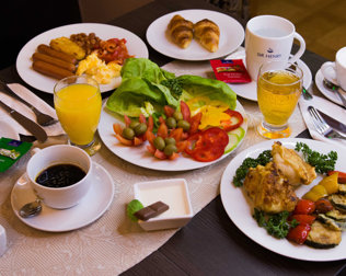 Każdy dzień można powitać śniadaniem z urozmaiconego bufetu
