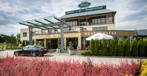 Zaletą hotelu jest łatwy dojazd z autostrady, lotniska i centrum Krakowa