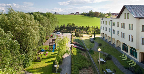 Hotel otaczają rozległe tereny zielone, zapewniające ciszę i spokój