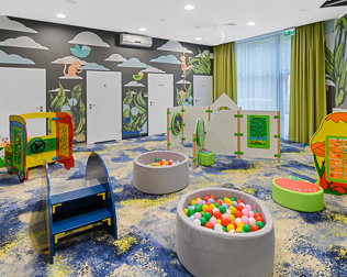 Dla dzieci przygotowano kolorową bawialnię wewnątrz hotelu