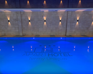 W hotelu znajduje się wewnętrzy basen dla gości