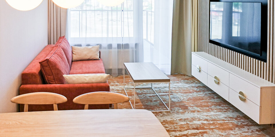Apartament rodzinny super posiada wygodny pokój dzienny z kącikiem TV i balkonem