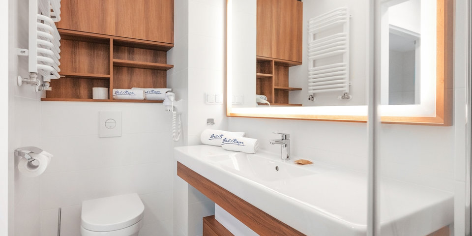 Każdy apartament dysponuje prywatna łazienką z kabiną prysznicową