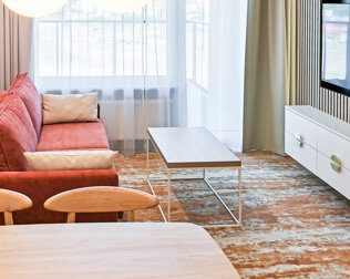 Apartament rodzinny super posiada wygodny pokój dzienny z kącikiem TV i balkonem