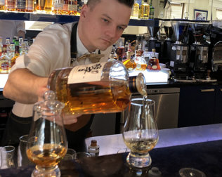 W Whisky Barze można spróbować ponad 120 rodzajów whisky z całego świata