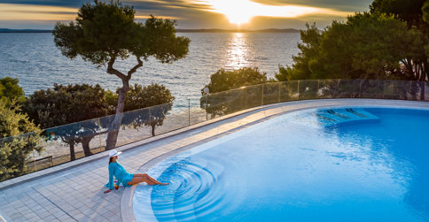 Hotel dysponuje basenem z pięknym widokiem na morze i zachody słońca