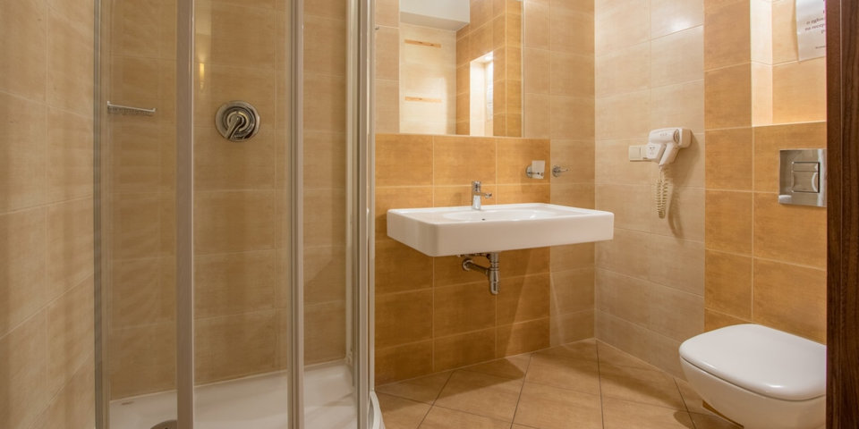 Łazienki wyposażone są w kabiny prysznicowe
