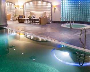 W hotelu znajduje się basen z podgrzewaną wodą
