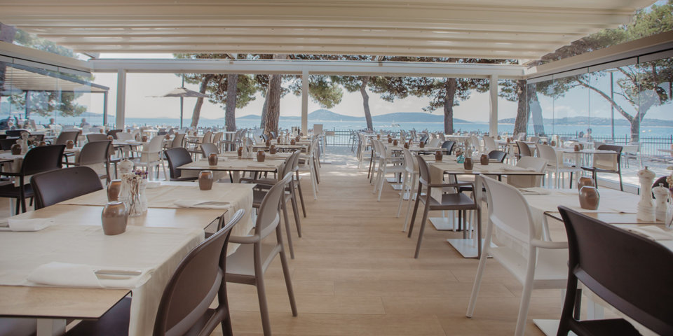 Restauracja dysponuje rozległym tarasem z widokiem na morze