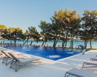 Hotel oferuje piękny basen z widokiem na morze