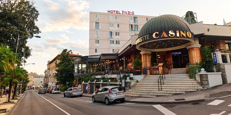 Hotel Paris**** znajduje się w chorwackiej nadmorskiej miejscowości Opatija