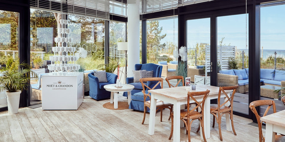 Dune Beach Restaurant oferuje kuchnię śródziemnomorską z widokiem na morze