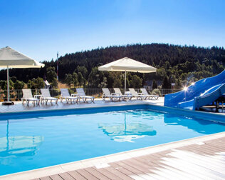 Latem goście Panoramy mogą korzystać z zewnętrznego basenu w Czarnej Perle
