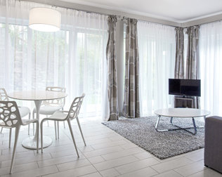 Apartamenty są jasne dzięki dużym oknom