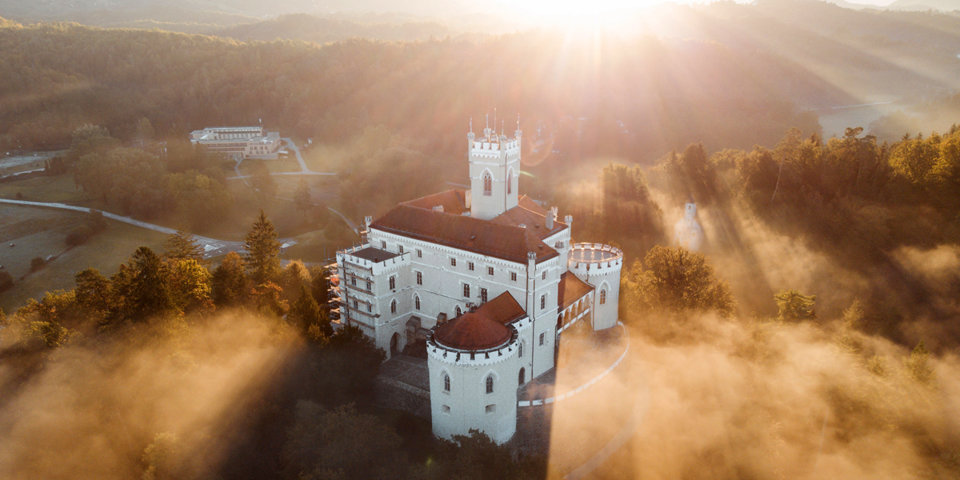 Znajduje się u stóp najpiękniejszego zamku Chorwacji
