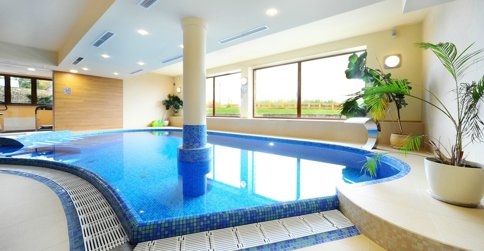 Hotel Alpejski dysponuje basenem z atrakcjami oraz salką fitness