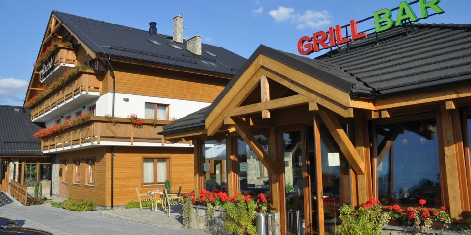 Przy hotelu działa tyrolski Grill Bar z ofertą smakowitych mięs prosto z grilla