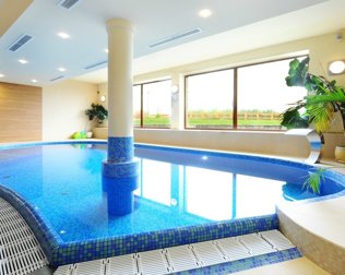 Hotel Alpejski dysponuje basenem z atrakcjami oraz salką fitness