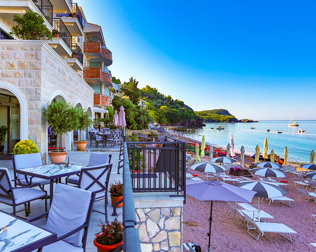 Hotel posiada restaurację ze wspaniałymi widokami, tuż przy plaży