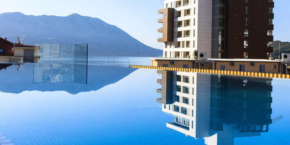 Hotel z basenem z niezwykłym widokiem na morze i góry