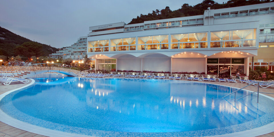Hotel Narcis**** jest częścią dużego chorwackiego resortu wakacyjnego