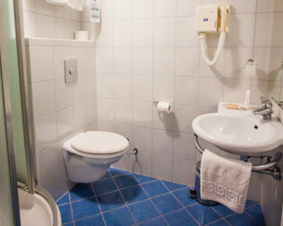 Każdy pokój ma prywatną łazienkę z prysznicem i suszarką do włosów