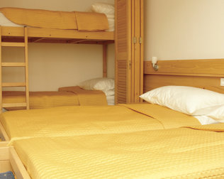 Pokoje 4-osobowe zawierają łóżko piętrowe
