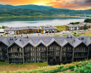 Lake Hill Apartments położone są nad zalewem Sosnówka z widokiem na góry