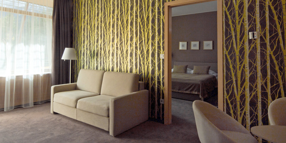 Pokój typu suite to sypialnia oraz salon z rozkładaną sofą