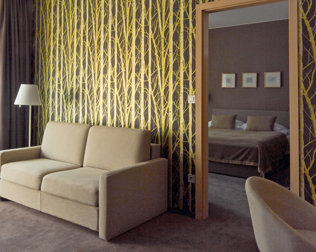 Pokój typu suite to sypialnia oraz salon z rozkładaną sofą