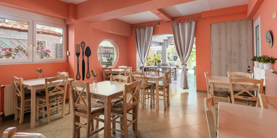 Hotelowa restauracja serwuje domowe potrawy kuchni greckiej