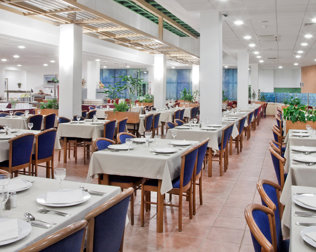 Hotelowa restauracja oferuje śniadania i obiadokolacje w formie bufetu