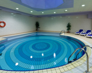 W hotelu jest także wewnętrzny basen oraz jacuzzi