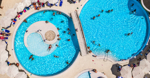 Wygodny hotel wakacyjny na wyspie Brac dysponuje kompleksem basenów