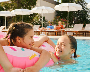 Dzieci uwielbiają hotelowy basen