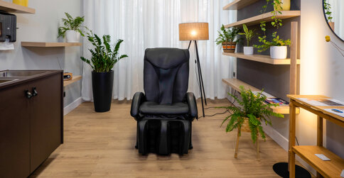 Zmęczeni goście mogą zrelaksować się w fotelu do masażu w mini strefie wellness