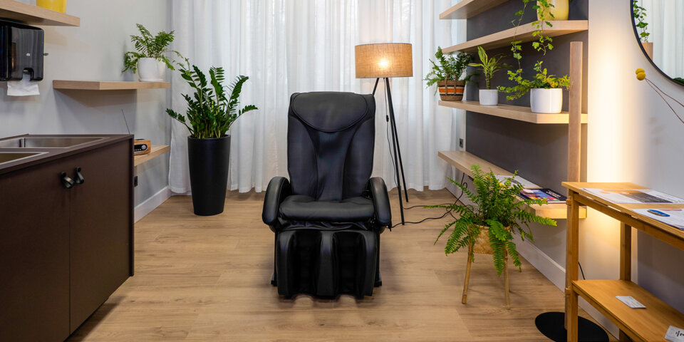 Zmęczeni goście mogą zrelaksować się w fotelu do masażu w mini strefie wellness