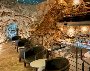 Cave Bar More oferuje relaks przy drinku w niezrównanym miejscu