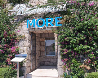 Restauracja More specjalizuje się w kuchni śródziemnomorskiej