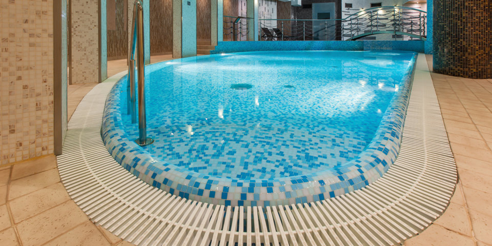 W hotelu mieści się strefa basenowa z basenem rekreacyjnym i jacuzzi