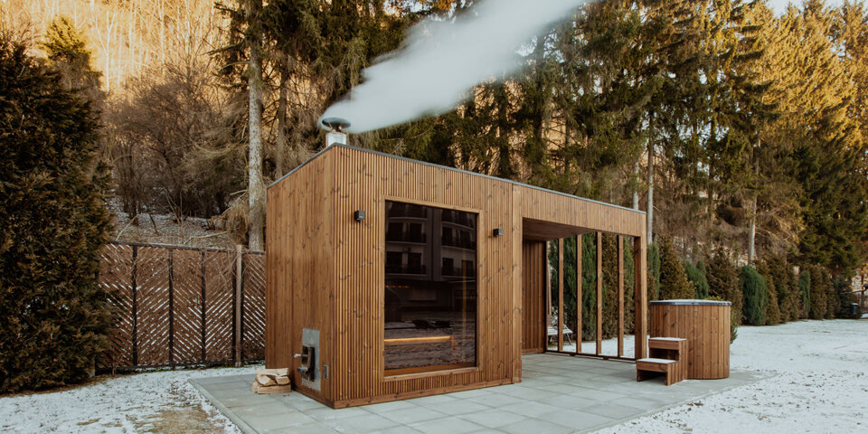 W zewnętrznej strefie relaksu mieści się sauna, jacuzzi, balia do morsowania