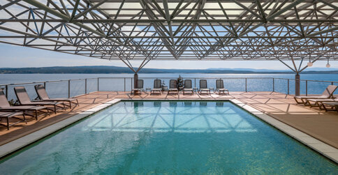 Dla gości jest dostępny basen na tarasie z widokiem na morze
