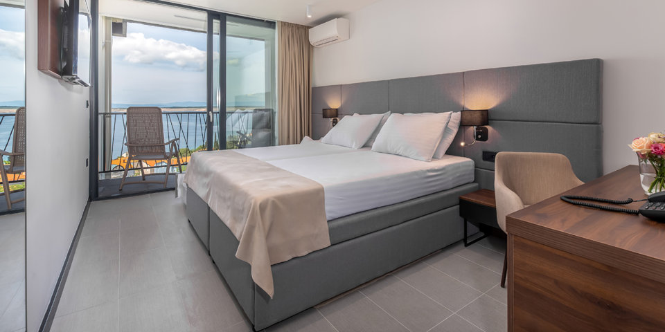 Hotel Annex Omorika*** ma ładne pokoje z widokiem na morze